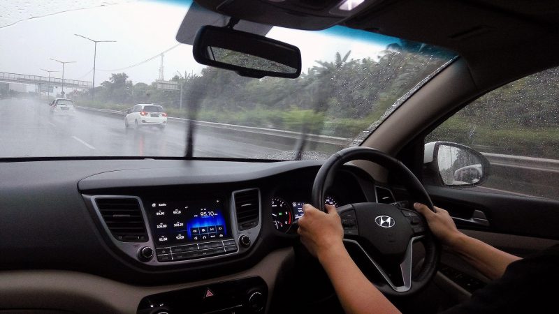 Tips Berkendara Aman Saat Cuaca Buruk yang Penting